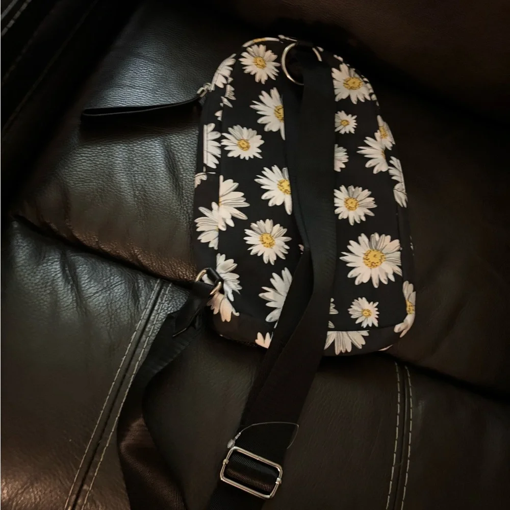 Daisy Print crossbody bag comes with gnome. - Picture 7 of 9